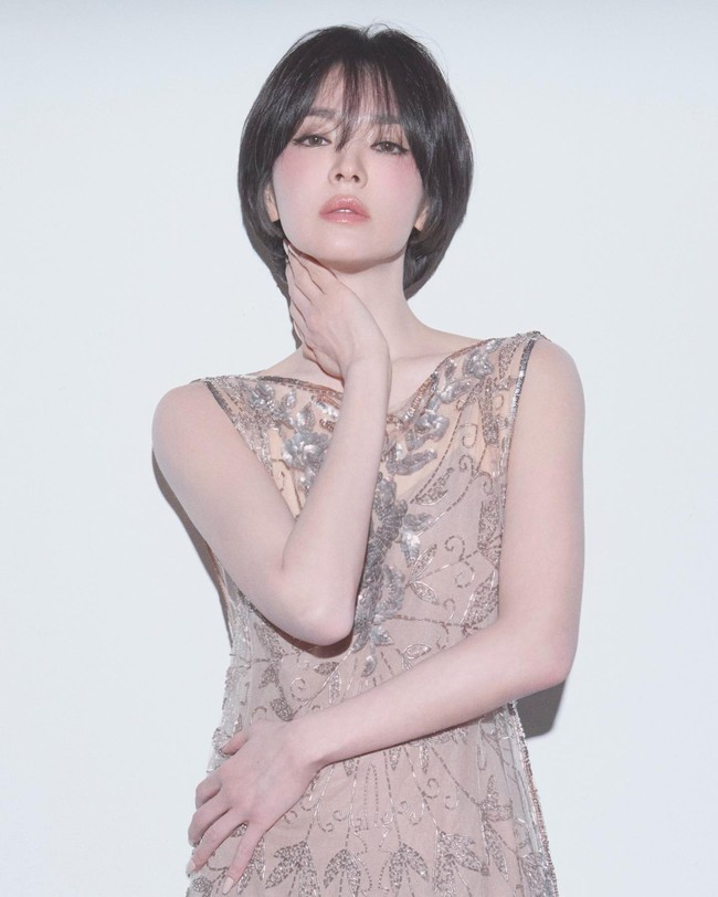 Selain menampilkan kecantikannya yang sering disebut awet muda, dalam pemotretan kali ini Song Hye Kyo juga membahas mengenai kariernya. Wanita itu pun mengungkap motivasinya dalam akting. Foto: Instagram @kyo1122