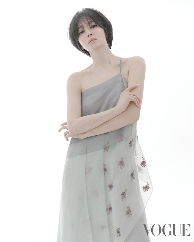 Song Hye Kyo juga membahas film ‘Dark Nuns’ yang diakui merupakan sebuah tantangan baginya.   “Karakternya sangat berbeda denganku. Aku tersentuh dengan keberanian, kekuatan, dan kekuasaannya. Pandanganku terhadap pengorbanan diri berubah dari ‘Aku tidak bisa melakukannya menjadi ‘Aku akan melakukannya jika aku menjadi dia’” ujar Hye Kyo. Foto: Instagram @kyo1122