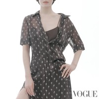 Song Hye Kyo mengawali tahun baru dengan rambut pendeknya yang sempat mengejutkan publik. Berbeda dengan model bob yang diprediksi jadi tren di 2025, potongan ini lebih membulat seperti apel. Banyak orang menganggap bahwa aktris Korea itu semakin awet muda karena penampilannya. Foto: Instagram @kyo1122