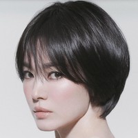 Song Hye Kyo sendiri menerapkannya untuk sebuah drama yang sedang dilakoni bersama dengan Gong Yoo. Serial tersebut mengambil latar belakang industri televisi Korea Selatan di tahun 60an dan 70an. Saat itu, gaya rambut ‘mangkok’ sedang tren baik untuk pria maupun wanita.   Foto: Instagram @kyo1122
