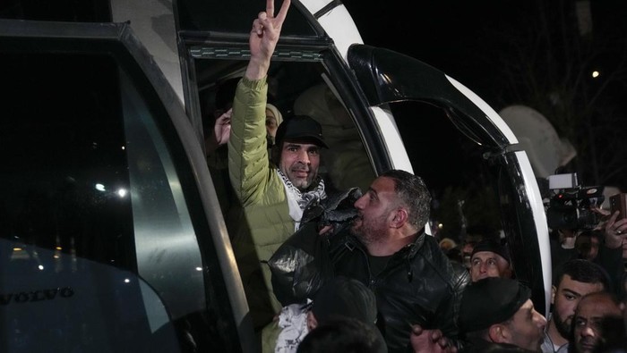 Palestinian prisoners are greeted after being released from Israeli prison following a ceasefire agreement between Israel and Hamas, in the West Bank city of Ramallah, Thursday, Feb. 27, 2025. (AP Photo/Nasser Nasser)