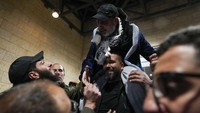 Para tahanan dibebaskan dari penjara Ofer, sebelumnya sebagai imbalan atas penyerahan empat sandera Israel,yang tewas oleh Hamas.
