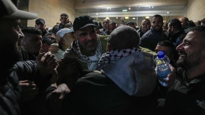 Palestinian prisoners are greeted after being released from Israeli prison following a ceasefire agreement between Israel and Hamas, in the West Bank city of Ramallah, Thursday, Feb. 27, 2025. (AP Photo/Nasser Nasser)