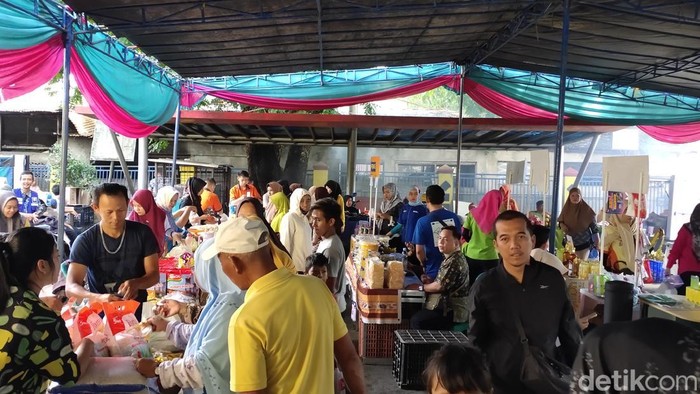 Suasana pelaksanaan pasar murah di Palembang.