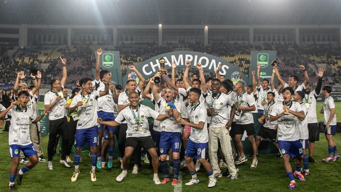 Pesepak bola PSIM Yogyakarta beserta offisial berselebrasi mengangkat piala usai mengalahkan Bhayangkara FC pada pertandingan final Pegadaian Liga 2 di Stadion Manahan, Solo, Jawa Tengah, Rabu (26/2/2025). PSIM Yogyakarta meraih juara pertama Liga 2 setelah di final menang atas Bhayangkara FC dengan skor 2-1. ANTARA FOTO/Mohammad Ayudha/YU