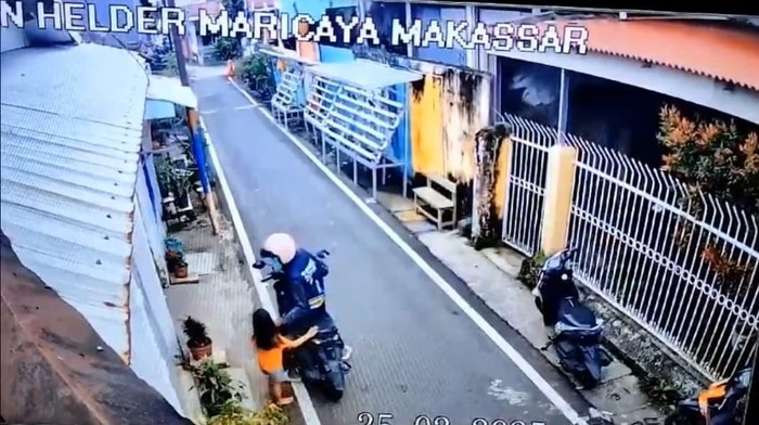 Tangkapan layar pemotor jambret anting anak-anak di Makassar.