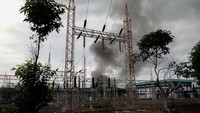 Kepulan asap hitam terlihat dari tangki yang terbakar di area PT Kilang Pertamina International Unit CIlacap, Jawa Tangah, Kamis (27/2/2025).