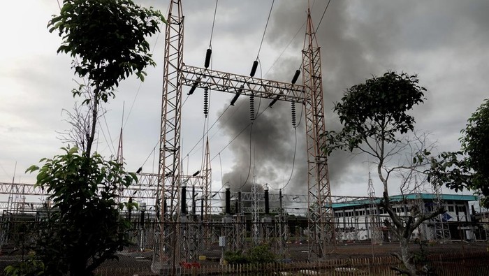 Kepulan asap hitam terlihat dari tangki yang terbakar di area PT Kilang Pertamina International Unit CIlacap, Jawa Tangah, Kamis (27/2/2025). Kebakaran terjadi pada sebuah tangki kilang minyak yang tidak aktif saat adanya pembersihan sludge atau endapan yang merupakan rangkaian kegiatan pemeliharaan berkala dan api dapat dipadamkan. ANTARA FOTO/Idhad Zakaria/nym.
