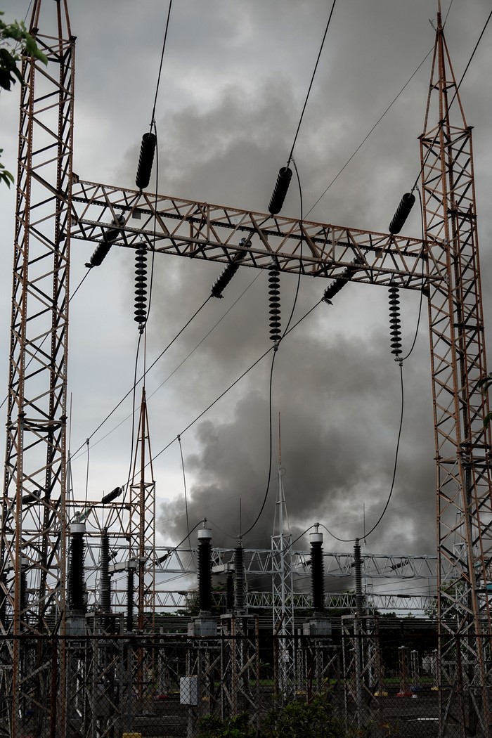 Tangki Kilang Pertamina Cilacap Terbakar, Asap Mengepul Kepulan asap hitam terlihat dari tangki yang terbakar di area PT Kilang Pertamina International Unit CIlacap, Jawa Tangah, Kamis (27/2/2025). Kebakaran terjadi pada sebuah tangki kilang minyak yang tidak aktif saat adanya pembersihan sludge atau endapan yang merupakan rangkaian kegiatan pemeliharaan berkala dan api dapat dipadamkan. ANTARA FOTO/Idhad Zakaria/nym.