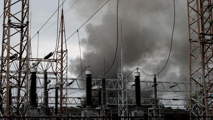 Kepulan asap hitam terlihat dari tangki yang terbakar di area PT Kilang Pertamina International Unit CIlacap, Jawa Tangah, Kamis (27/2/2025). Kebakaran terjadi pada sebuah tangki kilang minyak yang tidak aktif saat adanya pembersihan sludge atau endapan yang merupakan rangkaian kegiatan pemeliharaan berkala dan api dapat dipadamkan. ANTARA FOTO/Idhad Zakaria/nym.