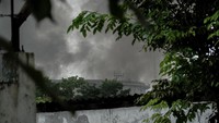 Proses pemadaman segera dilakukan dengan penyemprotan foam ke tangki dari segala arah baik untuk upaya pemadaman maupun untuk di luar tangki dengan tujuan untuk melakukan pendinginan tangki.