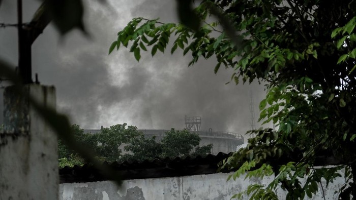 Tangki Kilang Pertamina Cilacap Terbakar, Asap Mengepul Kepulan asap hitam terlihat dari tangki yang terbakar di area PT Kilang Pertamina International Unit CIlacap, Jawa Tangah, Kamis (27/2/2025). Kebakaran terjadi pada sebuah tangki kilang minyak yang tidak aktif saat adanya pembersihan sludge atau endapan yang merupakan rangkaian kegiatan pemeliharaan berkala dan api dapat dipadamkan. ANTARA FOTO/Idhad Zakaria/nym.