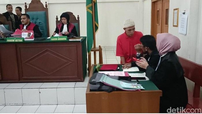 Terdakwa kurir sabu Jaka Saputra saat menjalani persidangan di PN Palembang
