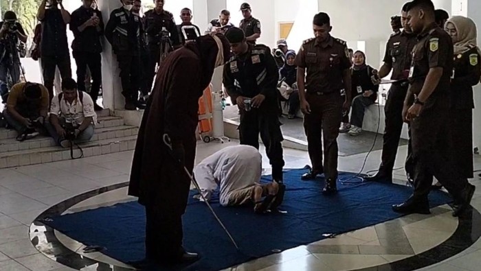 Terpidana kasus gay, Delmaza Ahmad sujud syukur usai menjalani hukuman cambuk. (Agus Setyadi/detikSumut)