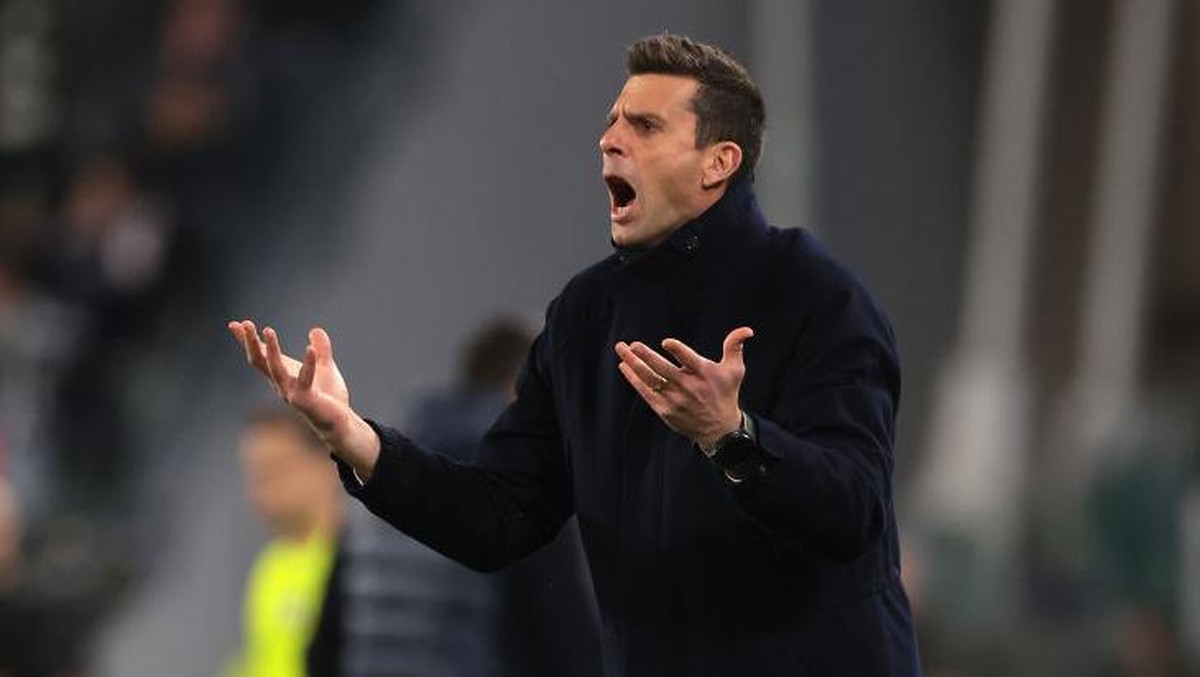 Pelatih Juventus, Thiago Motta bereaksi di tengah laga melawan Empoli. Foto: Getty Images/Jonathan Moscrop