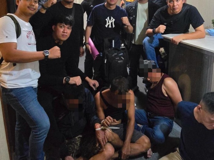 Tiga pelaku pencurian yang beraksi di Jalan Bunga Raya saat diamankan di Tangerang, Banten.