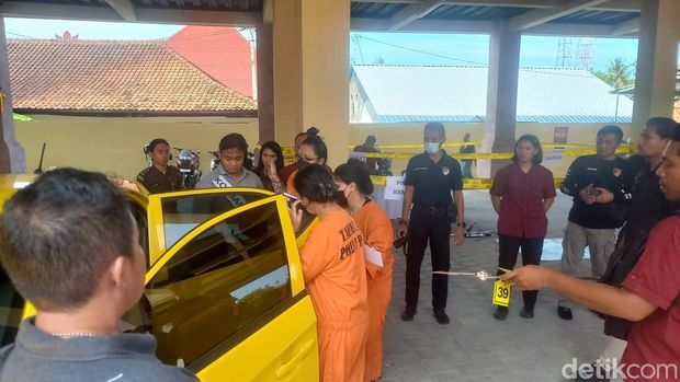 Tiga wanita tersangka memperagakan 43 adegan dalam rekonstruksi kasus pembunuhan terhadap pria bertato di Buleleng, Bali, Kamis (27/2/2025).