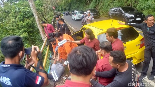 Tiga wanita tersangka memperagakan 43 adegan dalam rekonstruksi kasus pembunuhan terhadap pria bertato di Buleleng, Bali, Kamis (27/2/2025).