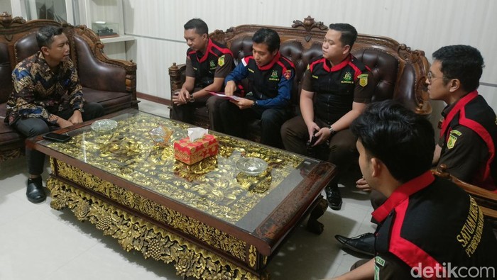 Tim penyidik Kejari Muba mendatangi Kantor Disnakertrans Sumsel untuk melakukan pengeledahan
