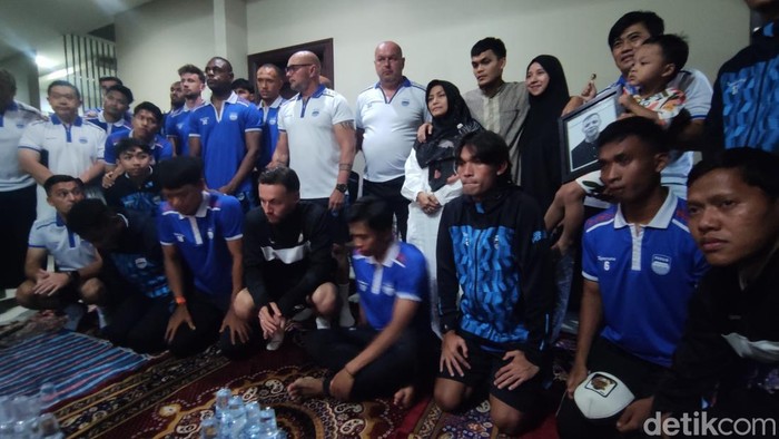 Tim Persib Bandung melayat ke kediaman Rachmat Irianto di Sidoarjo