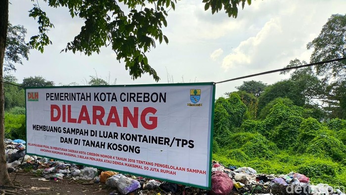 TPS liar di dekat Pasar Kalitanjung, Cirebon.