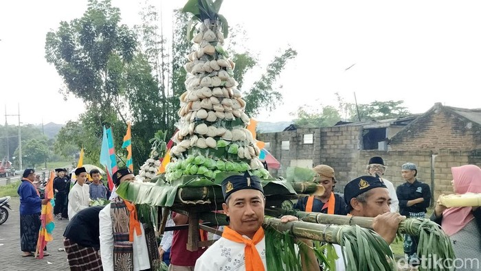 Tradisi mengarak gunungan Apem di wisata religi Ki Ageng Gribig, Kota Malang Tradisi mengarak gunungan Apem di wisata religi Ki Ageng Gribig, Kota Malang