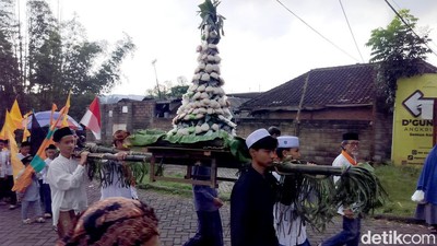 Tradisi Arak Gunungan Apem Sambut Ramadan di Malang