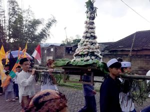Tradisi Arak Gunungan Apem Sambut Ramadan di Malang