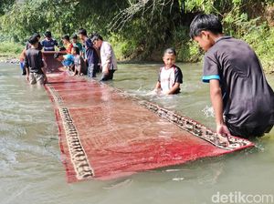 Tradisi Unik Sambut Ramadan di KBB, Cuci Karpet Masjid di Sungai