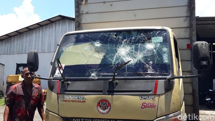 Truk di Sawit, Boyolali, yang dirusak rombongan oknum suporter, Rabu (26/2/2025) malam.
