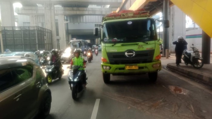Truk Gangguan di Jl MT Haryono arah Pancoran Jaksel, Lalin Macet
