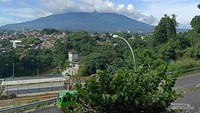 Gunung Salak di belakang tugu informasi.