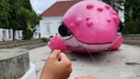 Patung paus raksasa tiup berwarna pink bernama Runa.