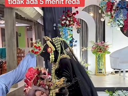 Fakta di Balik Pengantin Viral Lempar Celana Dalam untuk Menangkal Hujan