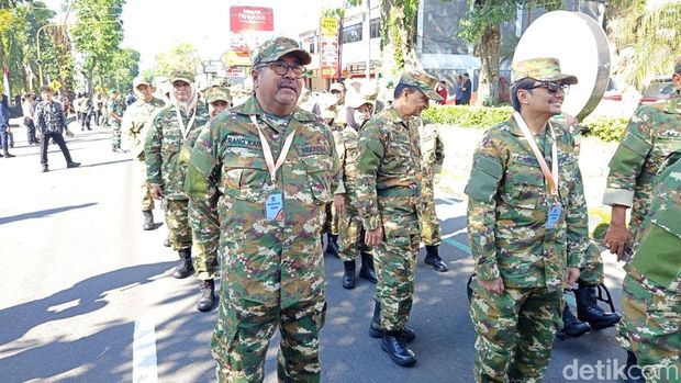 Wagub Jakarta Rano Karno bersiap mengikuti retret di Akmil Magelang, Kamis (27/2/2025).