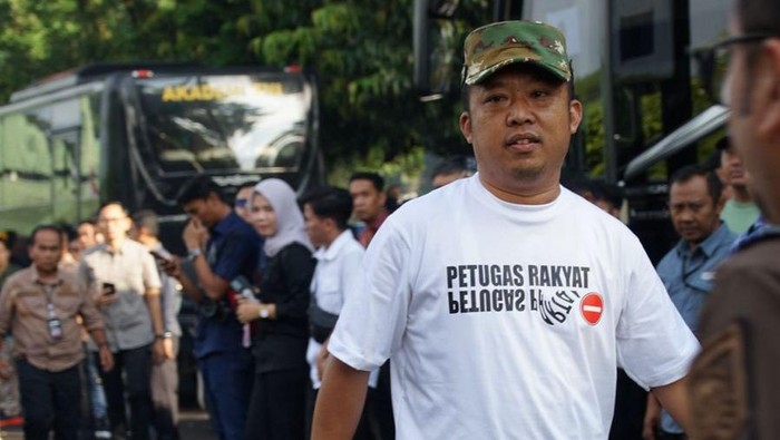 Wakil Bupati Kulon Progo Ambar Purwoko memakai kaus bertuliskan petugas rakyat saat menuju titik kumpul retret di Rindam IV/Diponegoro, Kamis (27/2/2025).