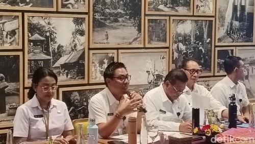 Wakil Wali Kota Denpasar I Kadek Agus Arya Wibawa saat press conference Denpasar Teknologi Informasi dan Komunikasi Festival (DTIK Fest) 2025 di gedung DNA Denpasar, Bali, Rabu (26/2/2025).
