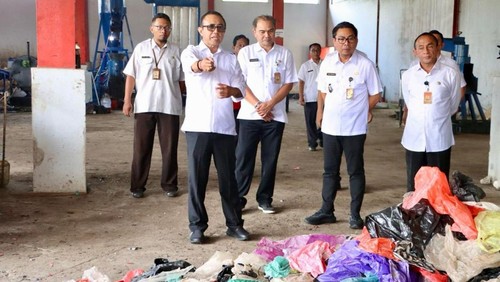 Wali Kota Denpasar I Gusti Ngurah Jaya Negara saat meninjau Pusat Daur Ulang (PDU) Padangsambian Kaja di Denpasar, Rabu (26/2/2025). (Foto: Dok. Pemkot Denpasar)