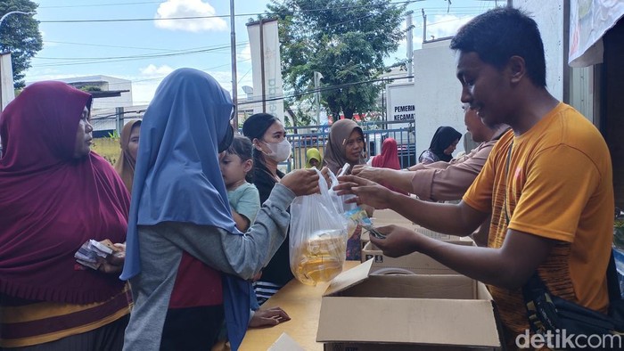 Warga antre minyak goreng murah di pasar murah Kecamatan SU II Palembang