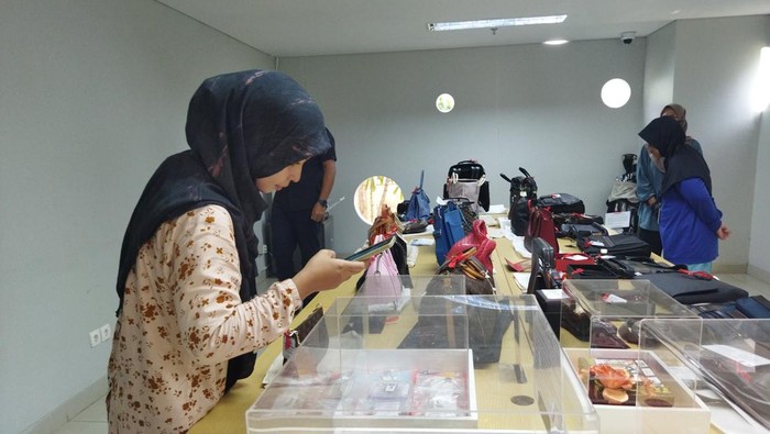 Warga bernama Ulfa sedang melihat barang sitaan KPK