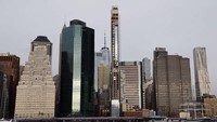 Proyek gedung 1 Seaport yang berlokasi di New York ini merupakan proyek hotel setinggi 204 meter di New York. Kecelakaan pekerja pada tahun 2017, membuat pembangunan gedung ini terhenti. Dari kecelakaan tersebut didapati bahwa struktur bangunannya miring. Foto: Gary Hershorn/Getty Images via Business Insider