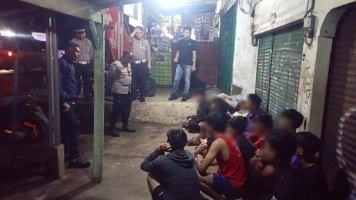 15 Remaja hendak balap liar di flyover Jalan Raya Serua, Ciputat, Tangerang Selatan, dibubarkan polisi pada Jumat (28/2/2025) dini hari.