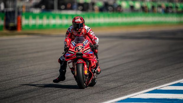 BURIRAM, THAILAND - FEBRUARY 28: Francesco Bagnaia of Italy and Ducati Lenovo Team rides during the free practice of the MotoGP PT Grand Prix of Thailand at Chang International Circuit on February 28, 2025 in Buriram, Thailand. (Photo by Steve Wobser/Getty Images)