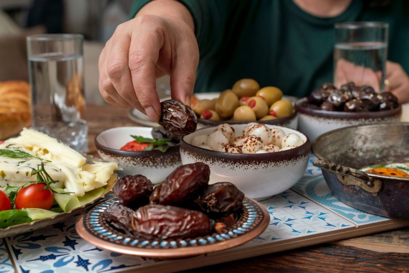 5 Tips Persiapkan Hari Pertama Puasa, Hindari Makanan Pedas hingga Kopi