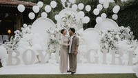 Aaliyah Massaid dan Thariq Halilintar memakai baju bernuansa coklat saat menggelar gender reveal atau perayaan kejutan untuk memberitahukan jenis kelamin janin dalam kandungan si ibu. Foto: dok. Instagram Thariq Halilintar