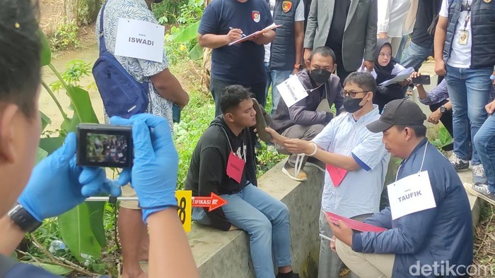 AKP Hariyadi memperagakan menampar Darso dengan sandal saat rekonstruksi di Semarang, Jumat (28/2/2025).