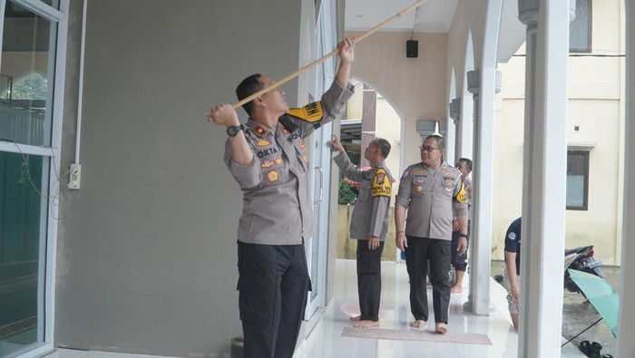 Aksi bersih-bersih masjid Polres Blitar