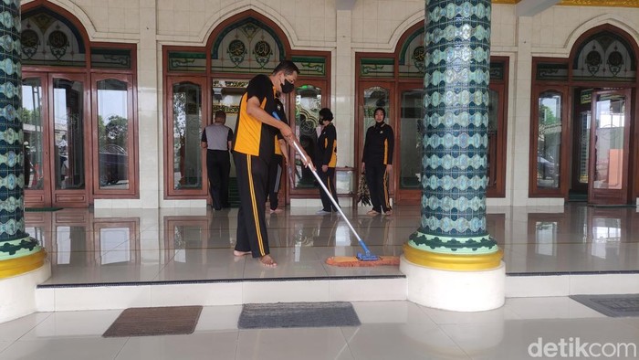 Aksi polisi bersih-bersih di masjid Sidoarjo