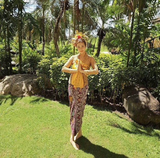 “wah, welcome to bali mbak sora ❤️❤️❤️” “tidak terlihat ibu 2 anak 😭🫶🏻” “cantik banget geg sora,” “Artis/aktor/idol Korea, semua akan ke Bali pada waktunya.. Hehe 🙆🏻‍♀️” komentar sejumlah penggemar. Foto: dok. Instagram @reveramess_