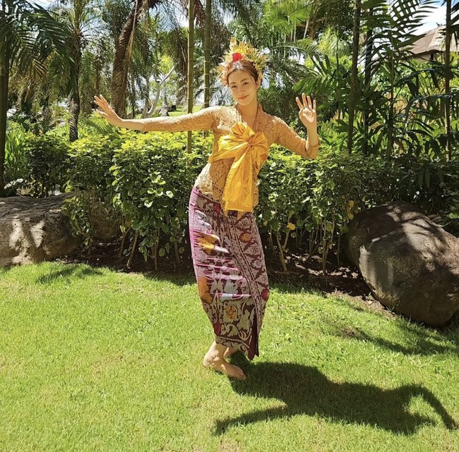 Unggahan foto Kang So Ra banjir pujian dari penggemar Indonesia yang menyambut kedatangannya di Bali. Tak sedikit pula yang salah fokus dengan keberadaan suami dokternya. Foto: dok. Instagram @reveramess_